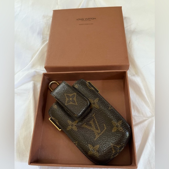 Louis Vuitton Flip Phone Case - Picture 10 of 10